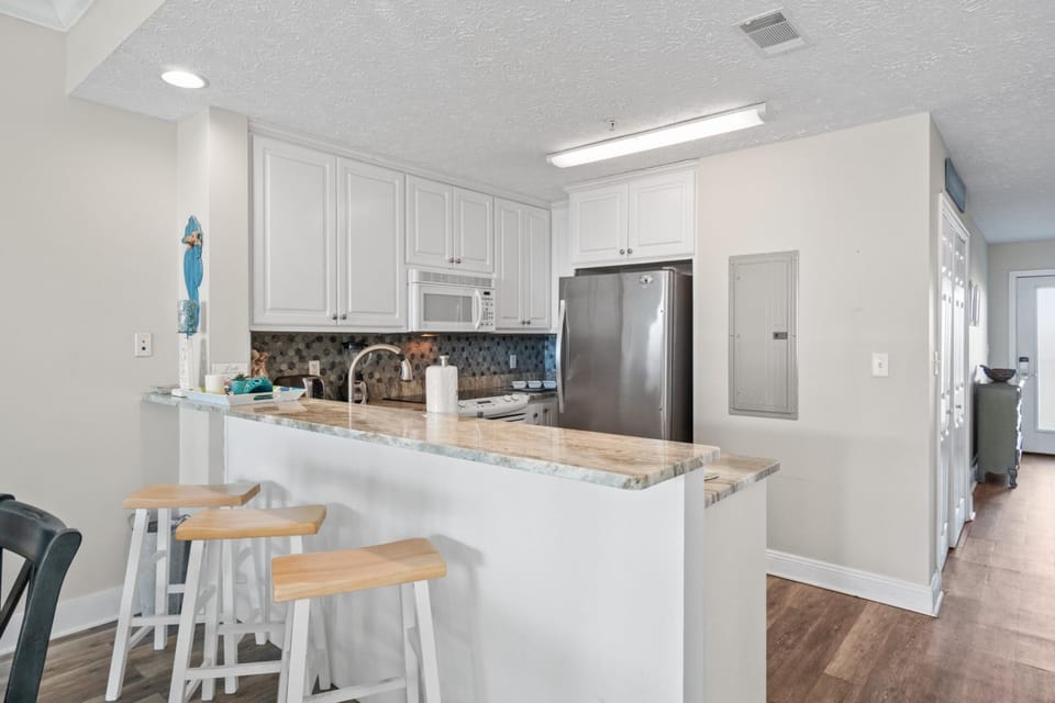 Kitchen with Breakfast Bar