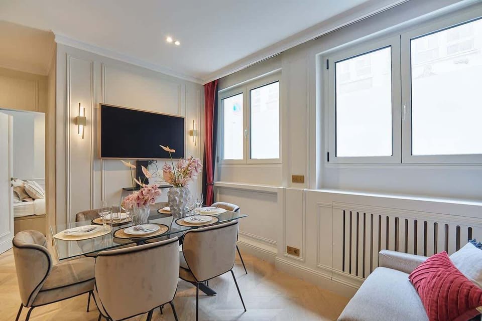 Salon avec table pour diner