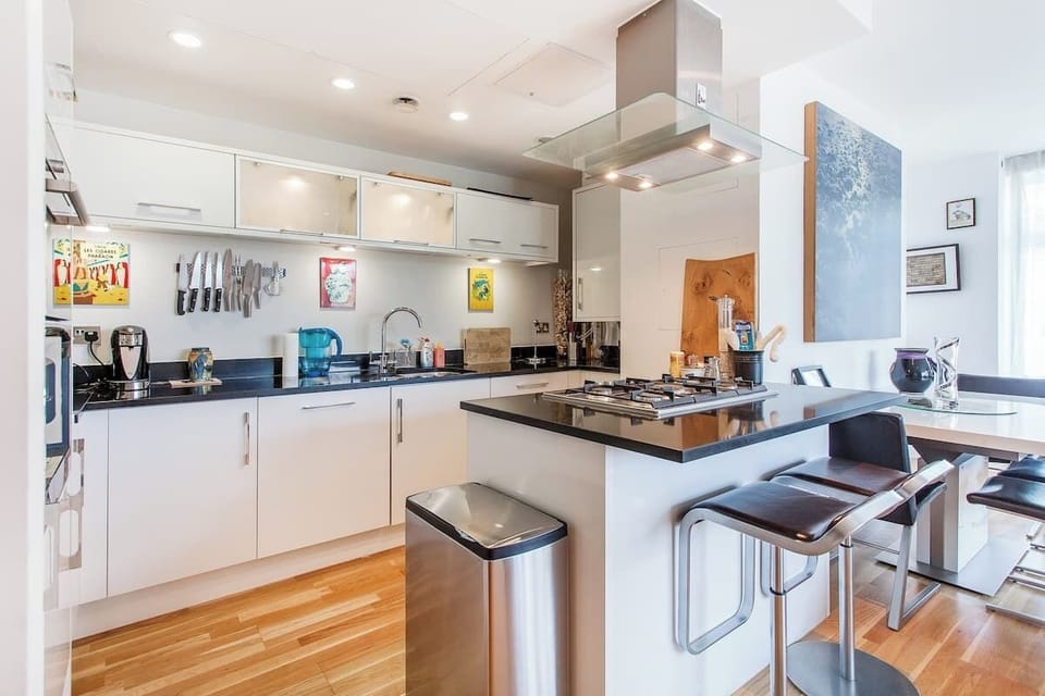 Modern open plan kitchen, bar area and expanding dining table for 6. 