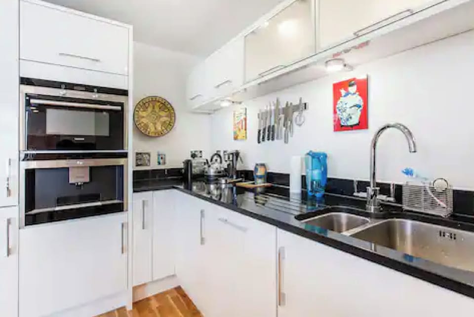 Fully equipped, Siemens appliances, coffee grinder/maker, microwave, oven & hob