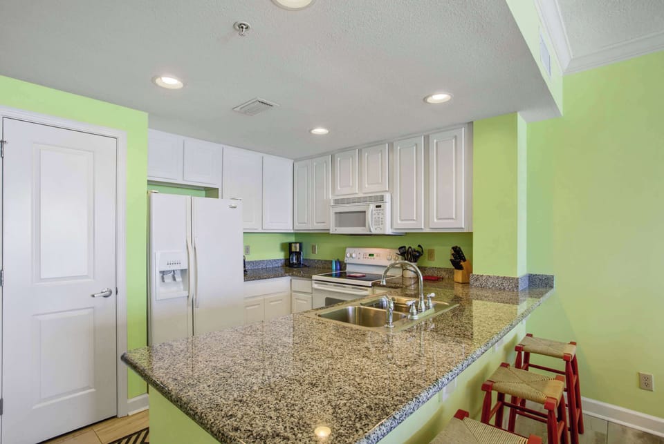 Additional seating for 4 is available at the spacious counter in the open Kitchen