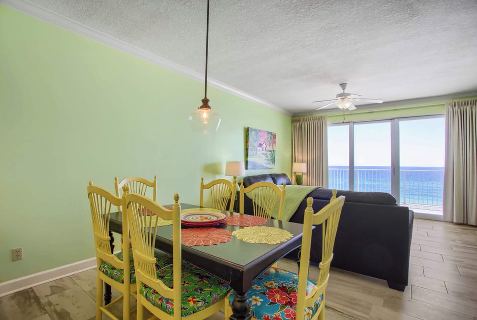 Open-Concept Living and Dining with room for 6 at the table