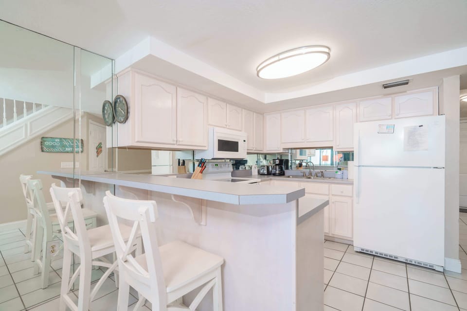 Kitchen bar counter with seating for 2