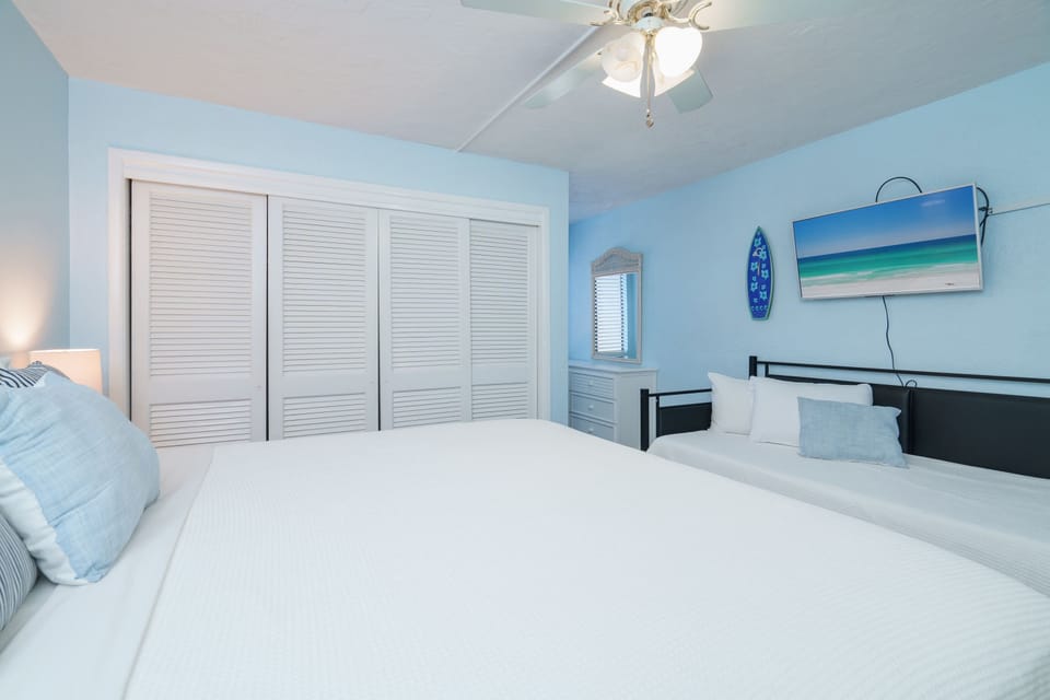 Bedroom # with King Bed, Twin Bed and Twin Trundle