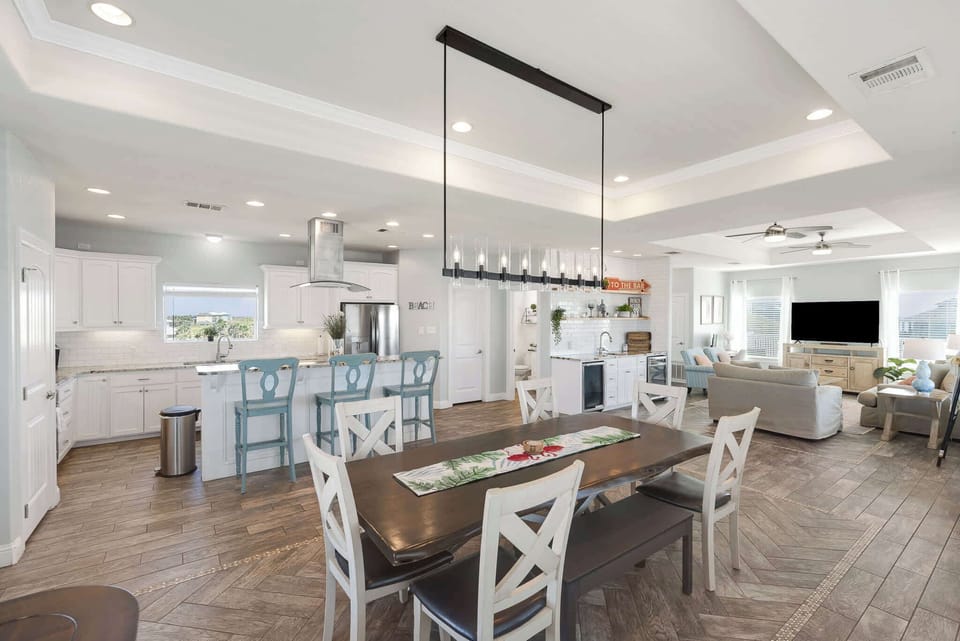 Stunning coastal finishes and ample seating for dining, and lounging on the 3rd Floor will delight