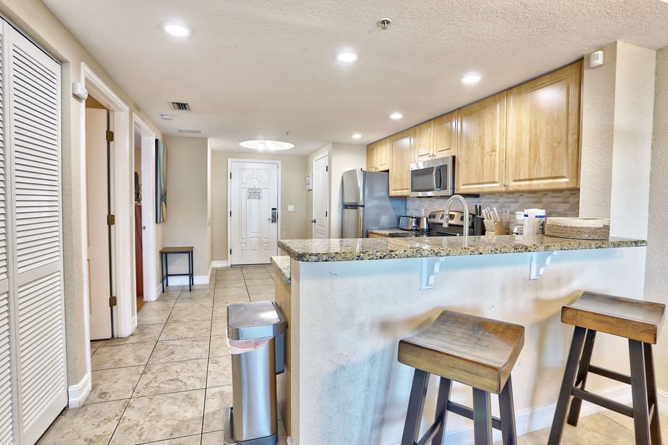 Kitchen has eat-in bar