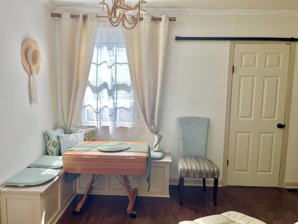 Breakfast nook
