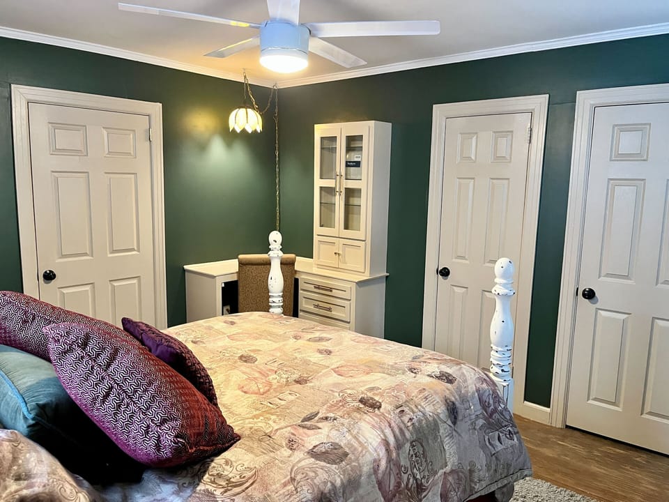 Each room has a desk with chair