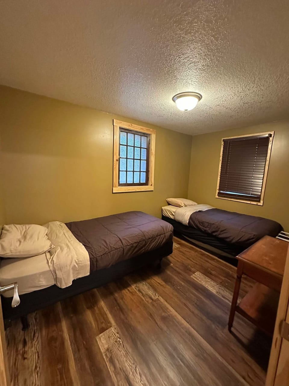 bedroom 2 with two twin beds