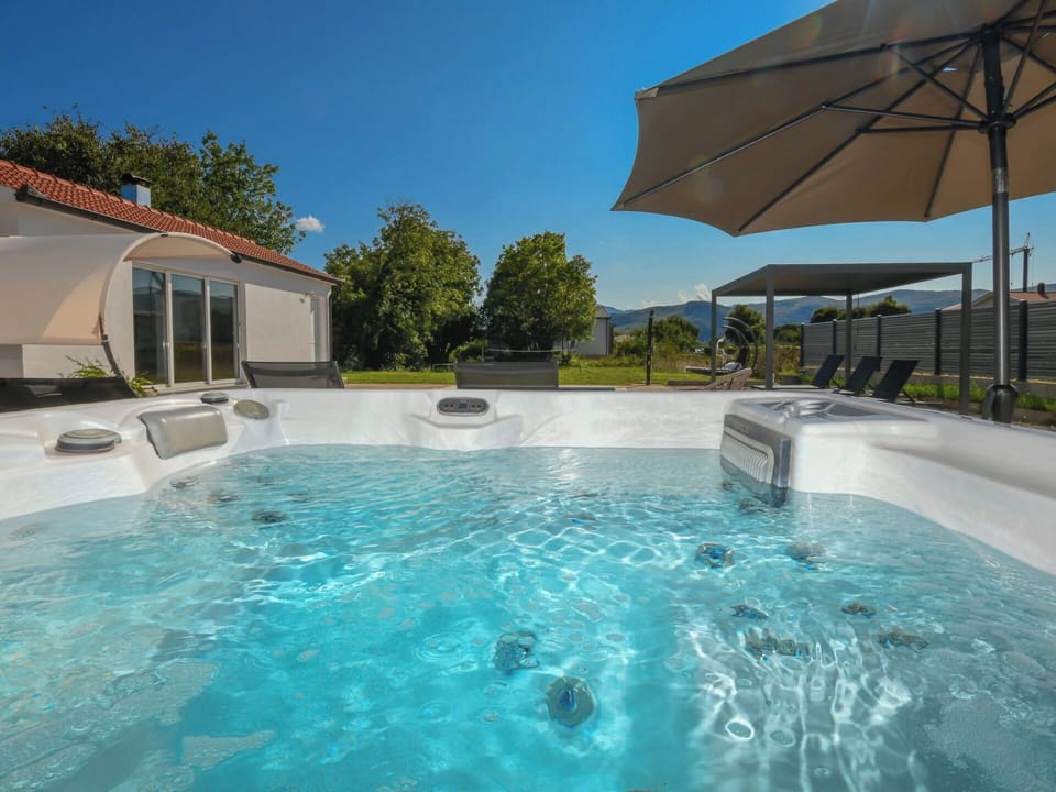 Swimming Pool, Resort, Outdoor Furniture, Leisure, Water Feature, Plumbing Fixture, Eco Hotel, Hotel, Umbrella