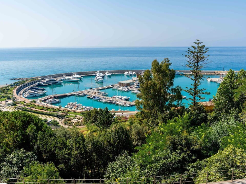 Cloud, Water, Sky, Water Resources, Building, Mountain, Blue, Skyscraper, Natural Landscape, Cityscape