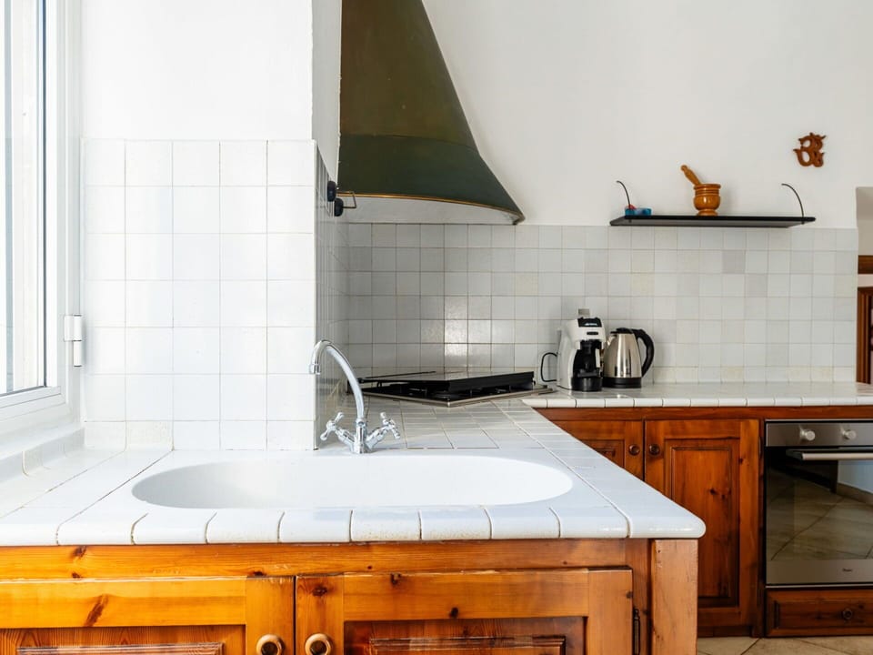 Cloud, Water, Sky, Water Resources, Building, Mountain, Blue, Skyscraper, Natural Landscape, Cityscape