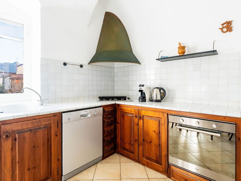 Cloud, Water, Sky, Water Resources, Building, Mountain, Blue, Skyscraper, Natural Landscape, Cityscape