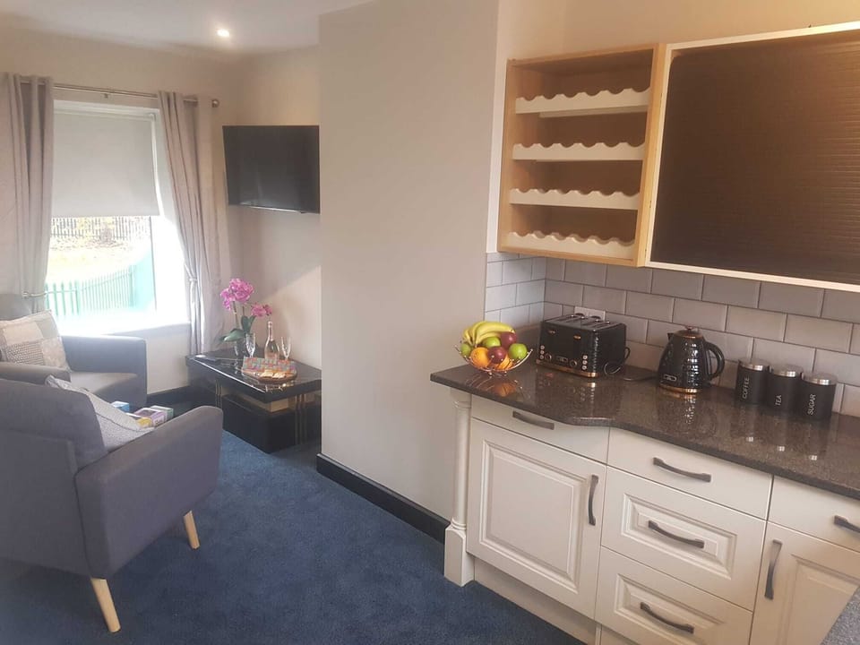 STUDIO 1 LOUNGE / KITCHEN