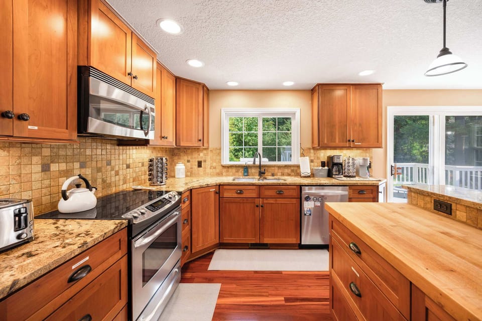 This well equipped kitchen is for you! Chef!