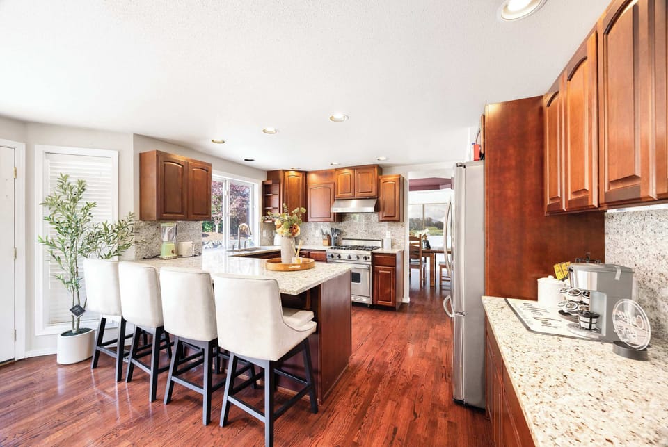 Here is the well equipped kitchen. This is for you, chef!

