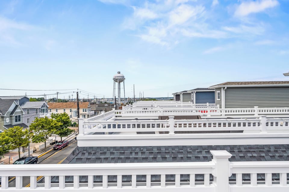 Rooftop deck - View of bay