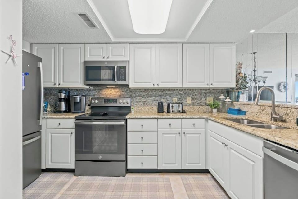 All modern appliances to make meal preparation a breeze.