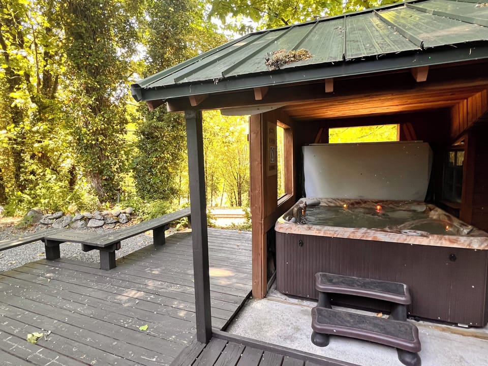 Back deck with hot tup lid off
