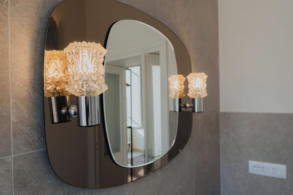 En-suite Bathroom - Vintage wall-mounted mirror