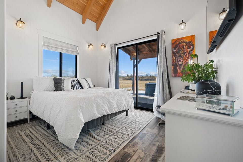 Guest Bedroom 2 with Queen