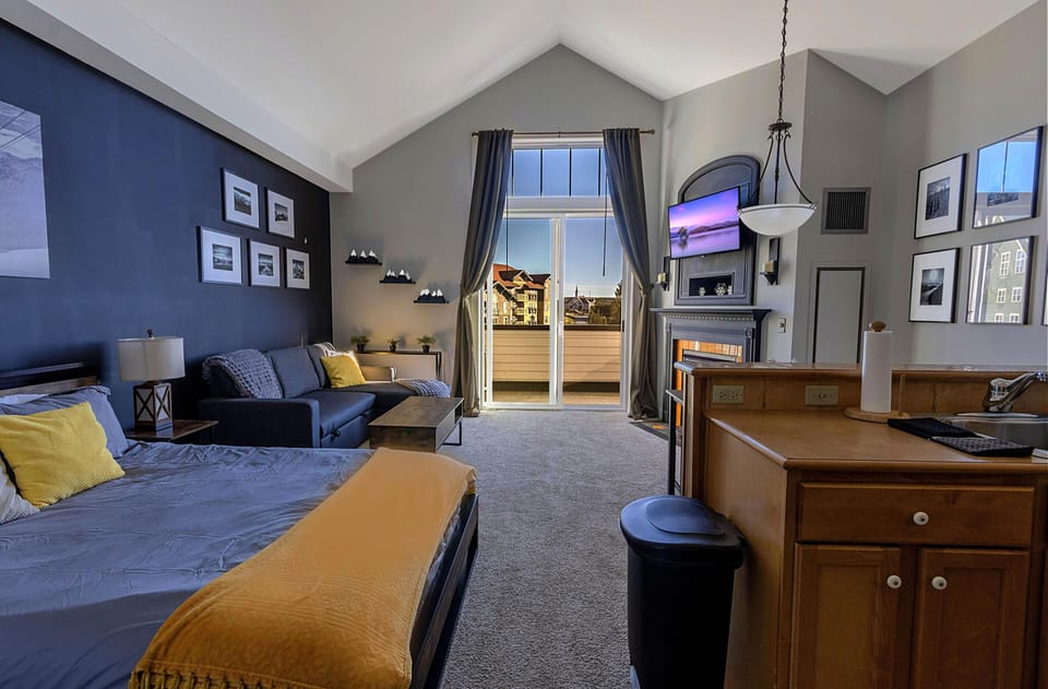 Welcome to Seneca Lodge 407, a charming studio in the heart of The Village. Enjoy the breathtaking mountain and sunset views!