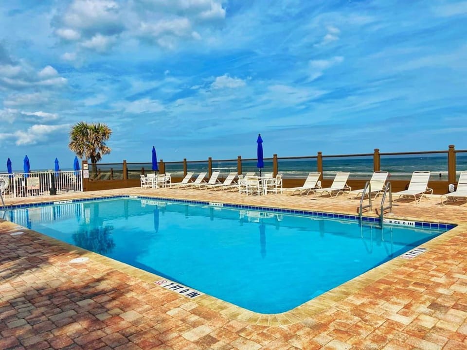 Amazing pool facing the ocean!