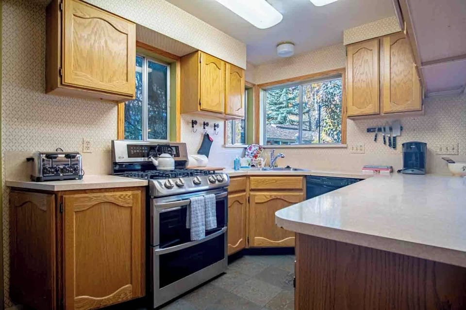Fully-equipped kitchen for homecooked meals