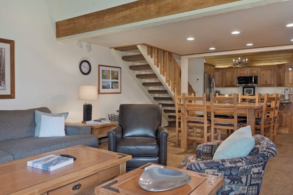Living Room - Flatscreen TV, Pellet Stove, Shuffleboard
