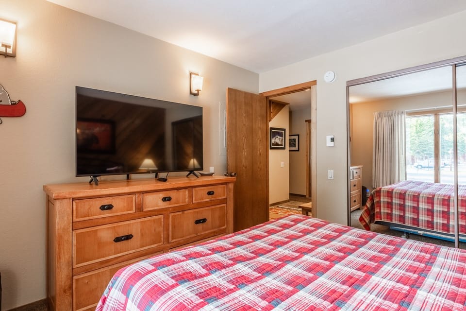 Bedroom #3 - Queen Bed, Flatscreen TV