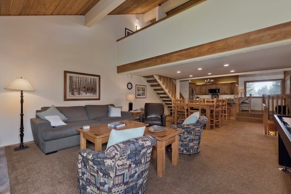 Living Room - Flatscreen TV, Pellet Stove, Shuffleboard