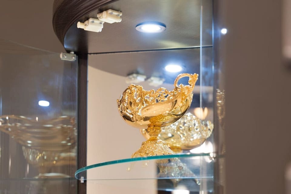 Display Showcase: Marvel at our exquisite golden centerpiece, a stunning touch of elegance!