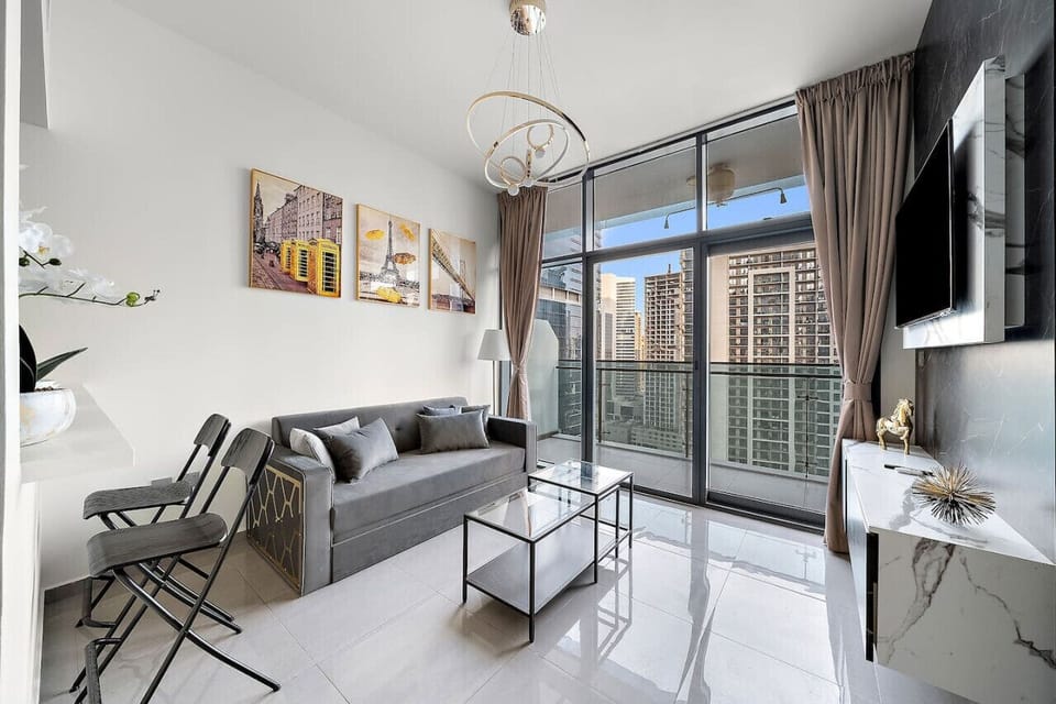 Living Room Bliss: Stylish space with stunning views, perfect for unwinding after a day of adventure!