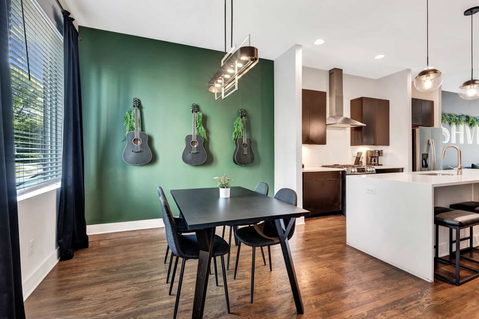 Experience Nashville's charm in this chic vacation rental with stylish decor. Gather at the guitar-adorned dining table, ideal for family reunions or bachelorette parties. Create unforgettable memories in Music City!