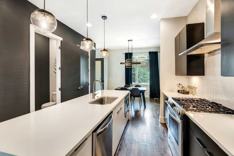 Explore this stylish downtown Nashville oasis, where modern elegance meets comfort. This luxury rental features a spacious open layout and gourmet kitchen, perfect for large groups. Enjoy Music City's vibrant scene just moments away!