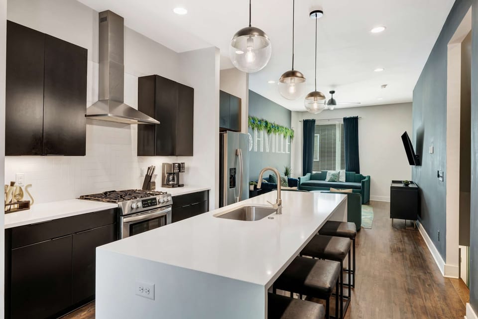 Discover this chic Downtown Nashville oasis! With a stylish open-plan kitchen, plush seating for coffee breaks, and perfect for bachelorette parties or family reunions, it’s your ideal retreat!