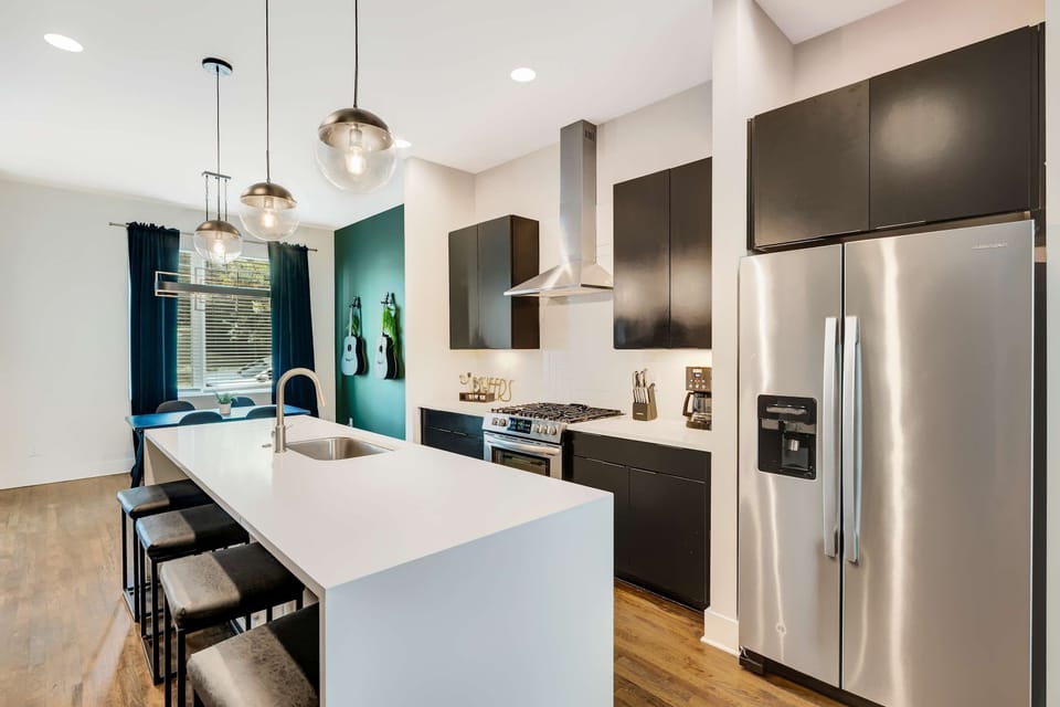 Enter this chic kitchen, perfect for gatherings after a night in Downtown Nashville! With modern amenities, it's ideal for family reunions or upscale bachelorette parties. Enjoy cooking while soaking in the Music City vibes!