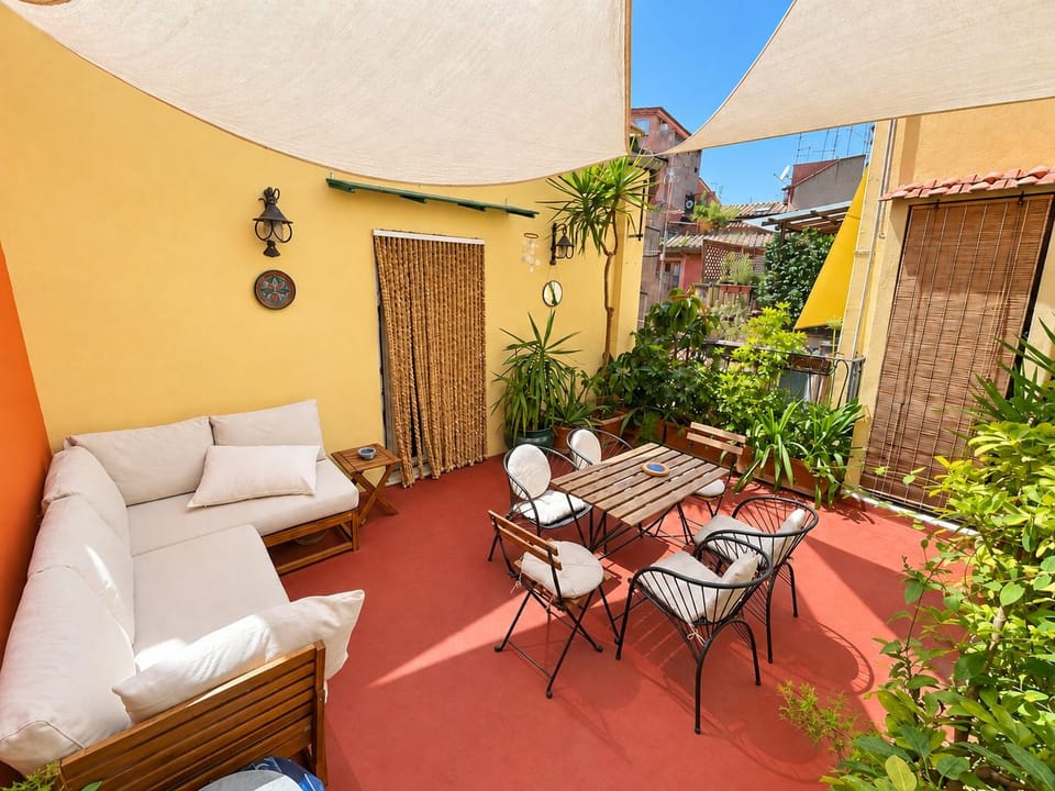 Terrace Charming 3-bedroom apartment with WiFi, AC in Campo dei Fiori in Rome Apartment in Rome