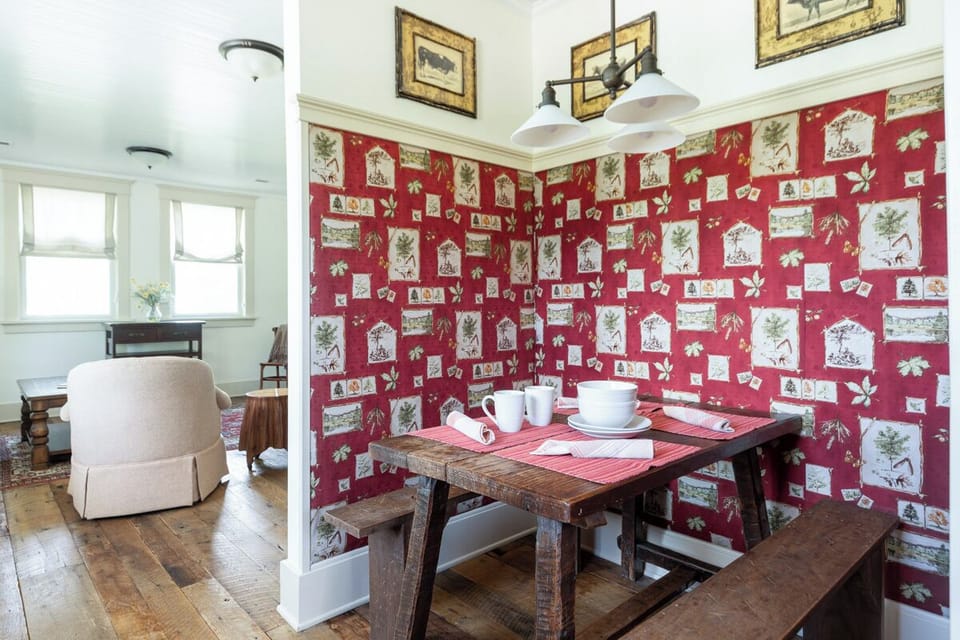 Dining spot for up to 4