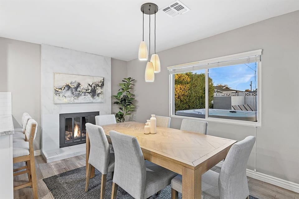 FARMHOUSE TABLE – seat six, panoramic window
