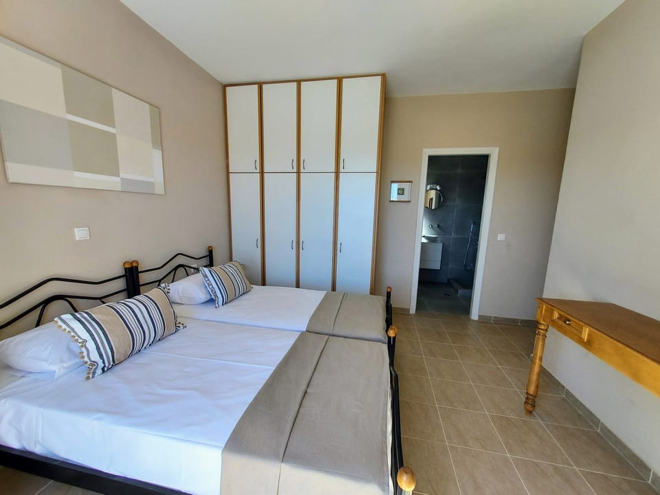 1st floor twin bedroom with ensuite 
