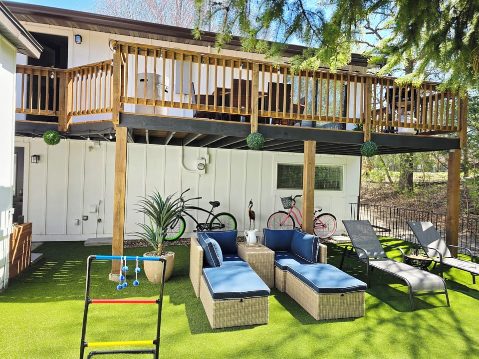 Fun backyard (w/ 2 cruiser bikes from Galveston Island 🏝)