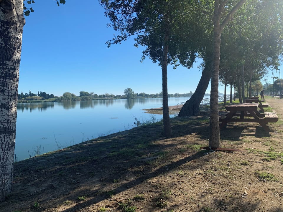 a 10 minutos andando, el Paseo Fluvial por el Río Ebro