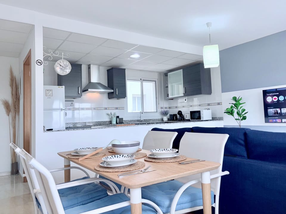 vista de sala de estar, comedor y cocina