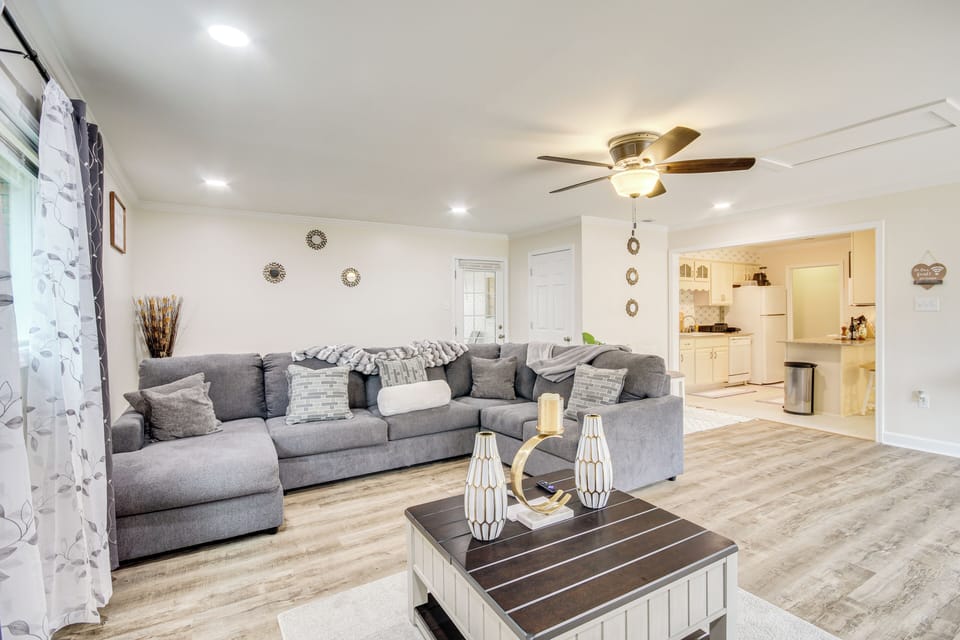 Living Room | Smart TV | Free WiFi | Central A/C & Heating