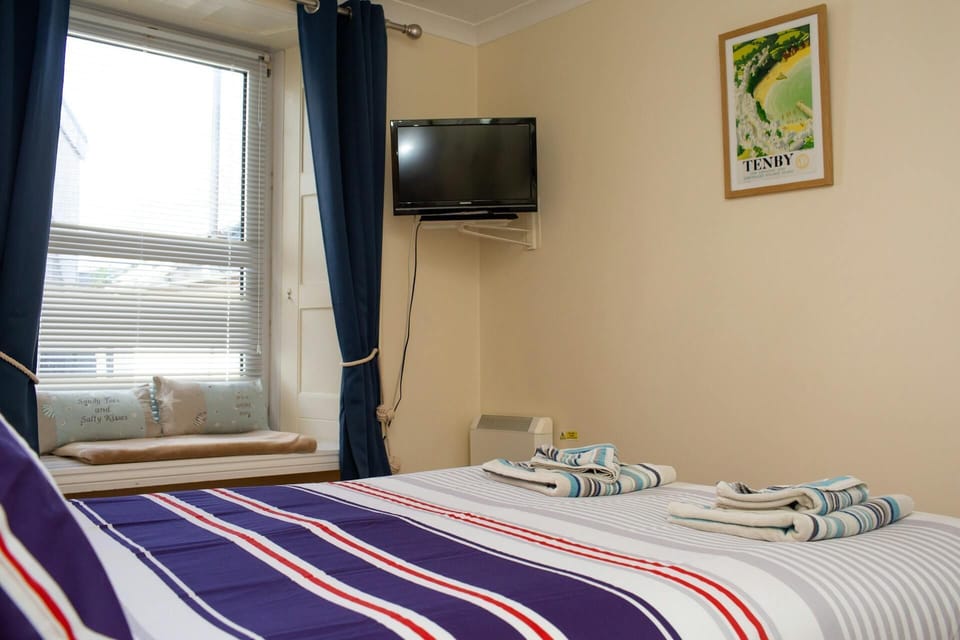 Wall mounted TV and window seat