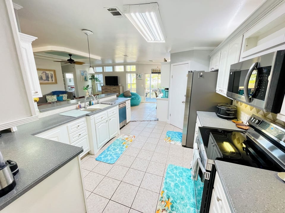 Stocked Kitchen with all new stainless steel appliances -12/24, solid counters 