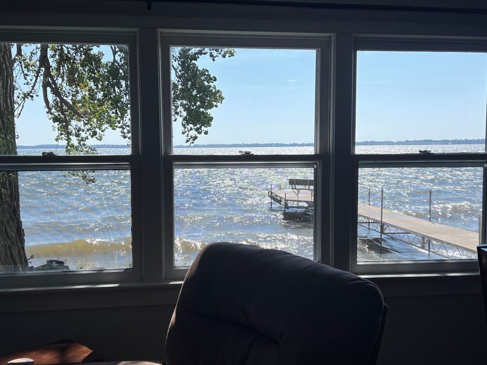 Georgous windows display the lake, so you can enjoy on any day!