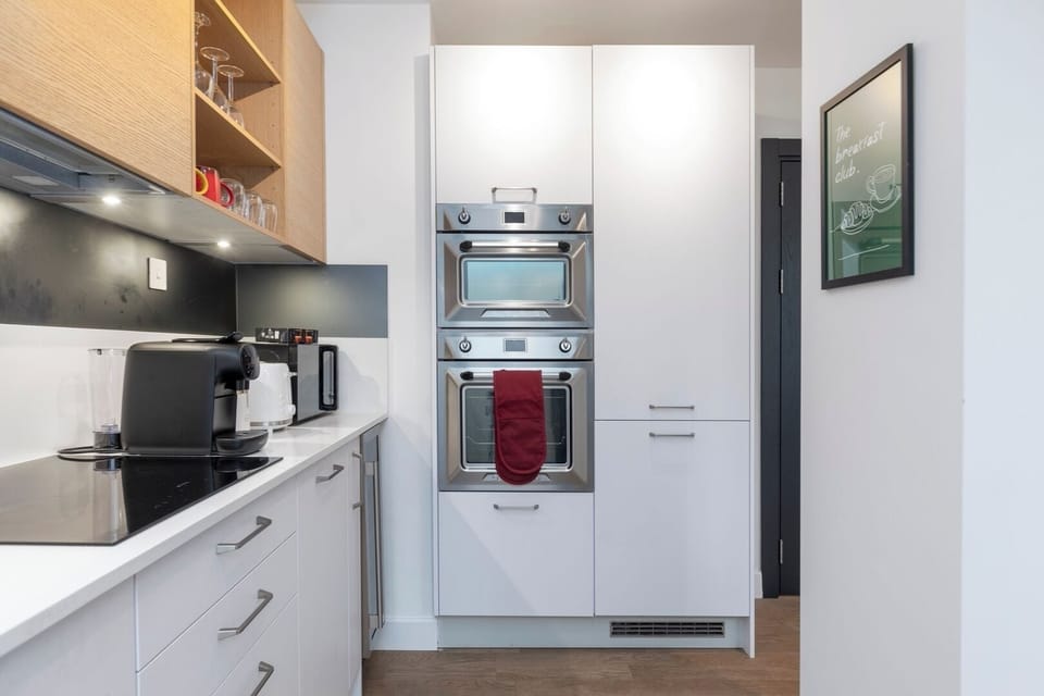 Fully equipped kitchen, Nespresso machine, kettle, toaster, microwave, 2 ovens and induction cooker