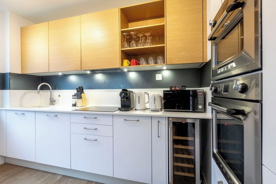 Fully equipped kitchen, Nespresso machine, kettle, toaster, microwave, 2 ovens and induction cooker